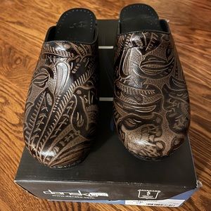 Danilo Sonja Brown Tooled